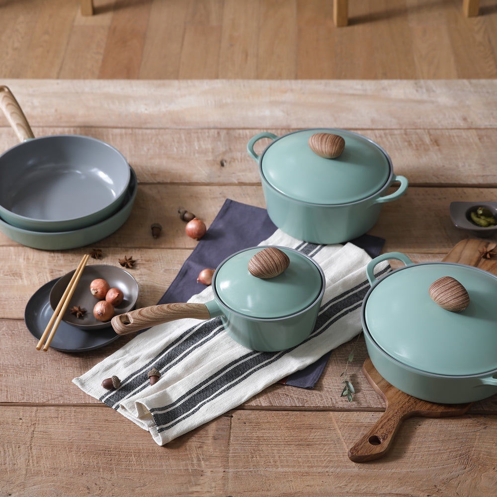Neoflam Retro Demer Green stockpot with glass lid and wooden handle, made from die-cast aluminium with Ecolon non-stick coating.